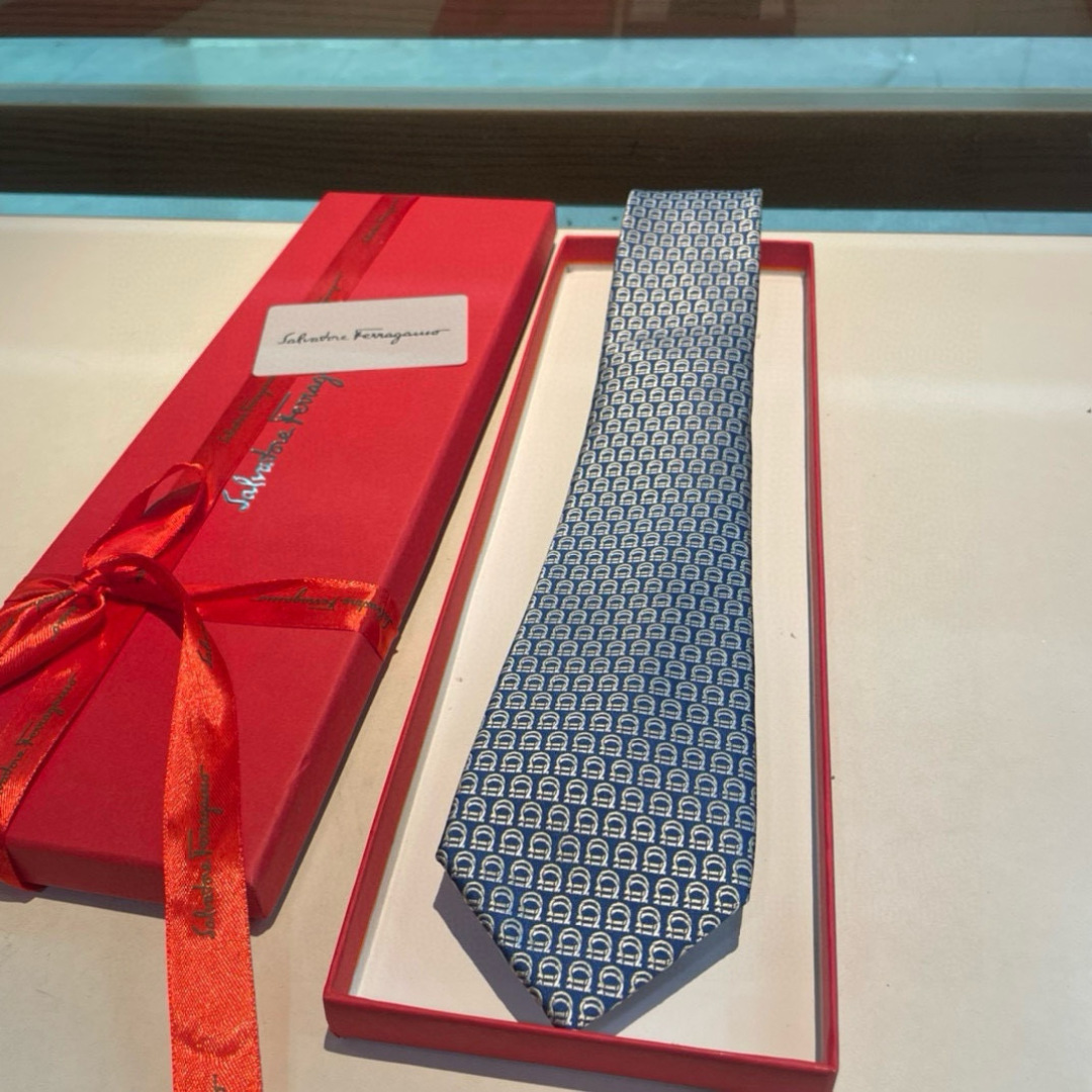 特价特 配包装  菲拉格慕男士新款领带系列👔👔，让男士可以充分展示自己个性。100%顶级斜纹真丝手工定制