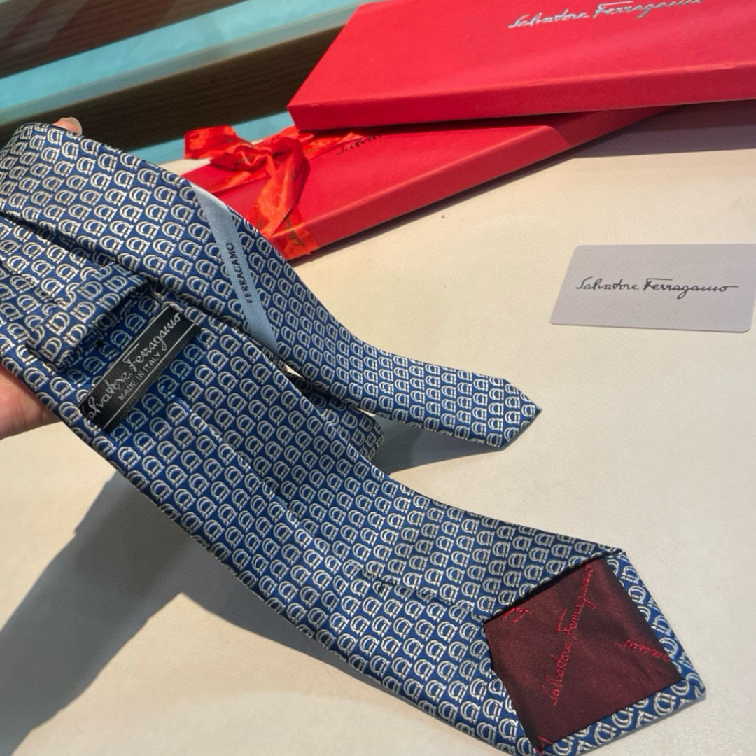 特价特 配包装  菲拉格慕男士新款领带系列👔👔，让男士可以充分展示自己个性。100%顶级斜纹真丝手工定制