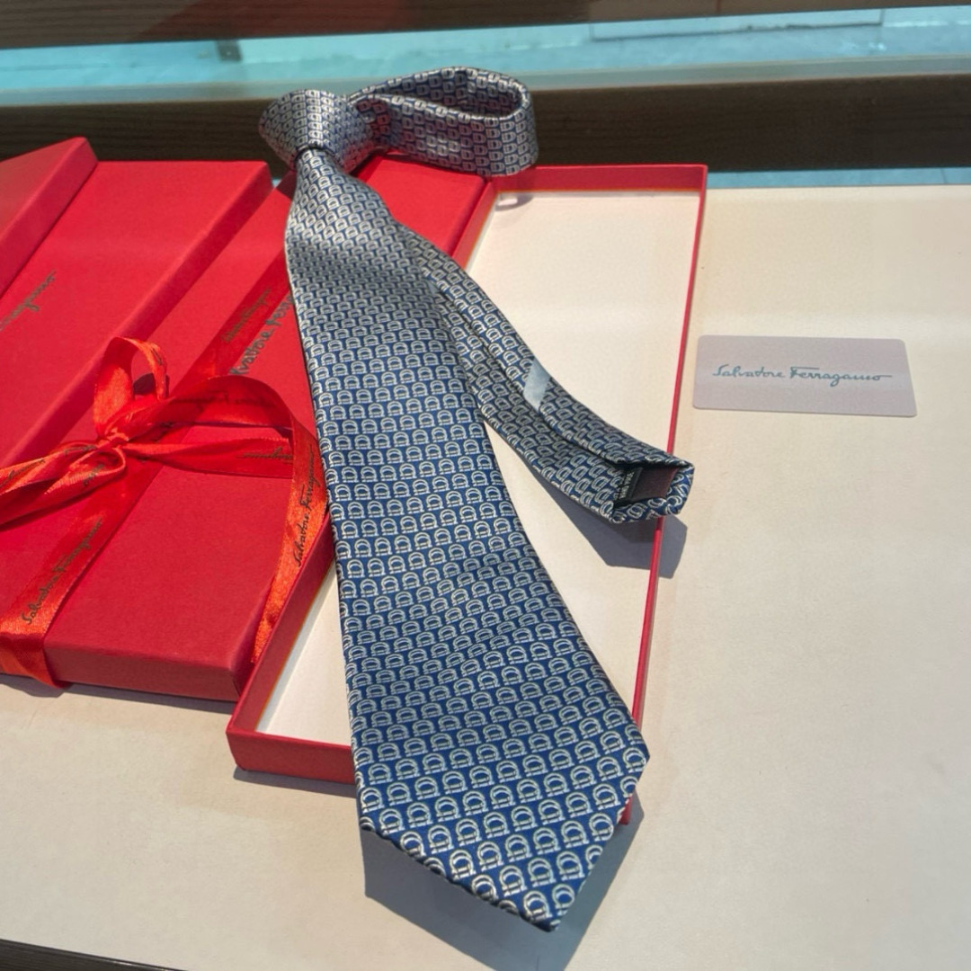 特价特 配包装  菲拉格慕男士新款领带系列👔👔，让男士可以充分展示自己个性。100%顶级斜纹真丝手工定制