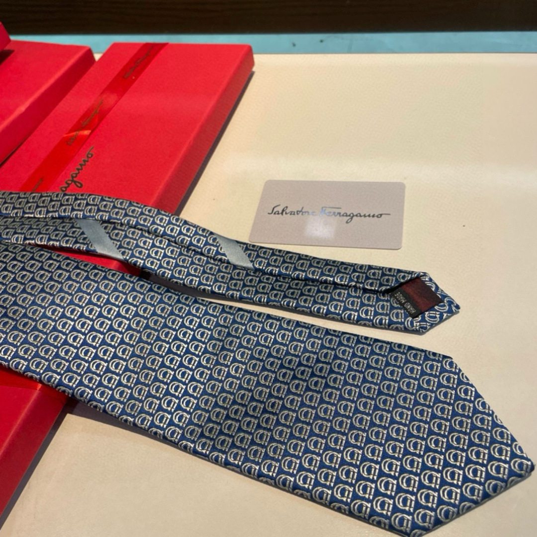 特价特 配包装  菲拉格慕男士新款领带系列👔👔，让男士可以充分展示自己个性。100%顶级斜纹真丝手工定制