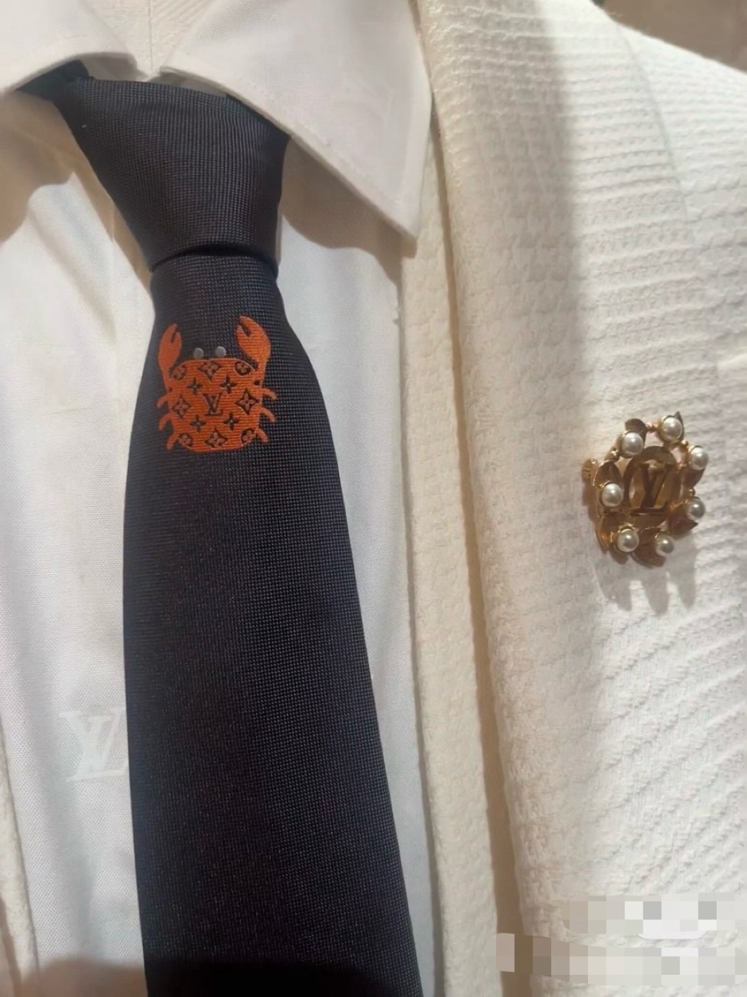 特价 LV Crab 桑蚕丝领带浸染深邃色调，于醒目海滩动物刺绣融入标志性 Monogram 图案，为华
