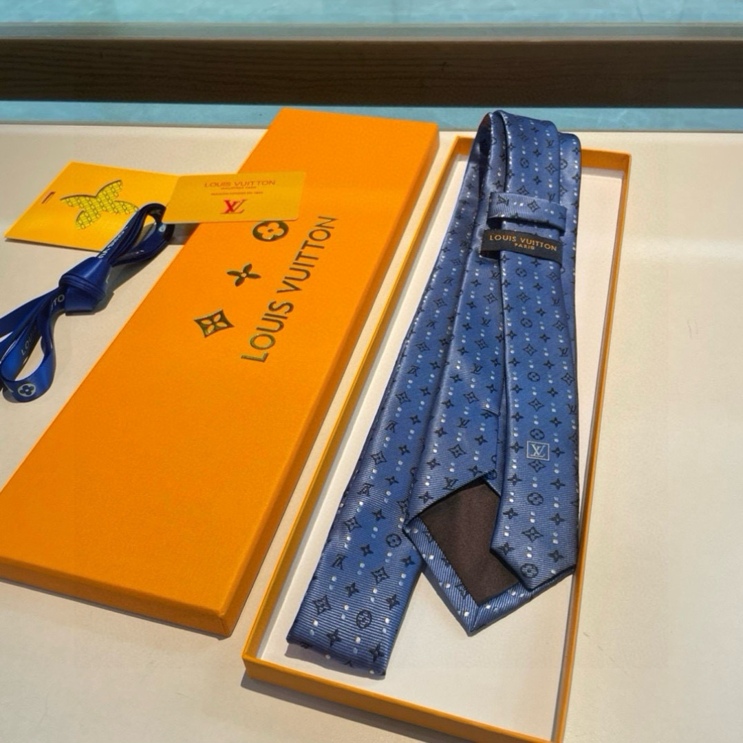 特价👏👏专柜同歩👔👔精致的小Logo提花，低调奢华大气的配色，这款领带将Lv标志性的Damier图案以同