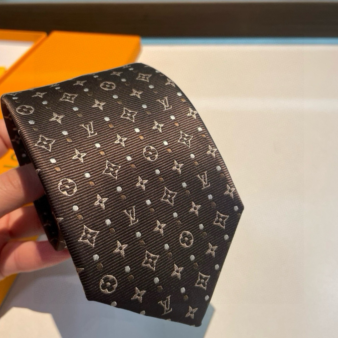 特价👏👏专柜同歩👔👔精致的小Logo提花，低调奢华大气的配色，这款领带将Lv标志性的Damier图案以同