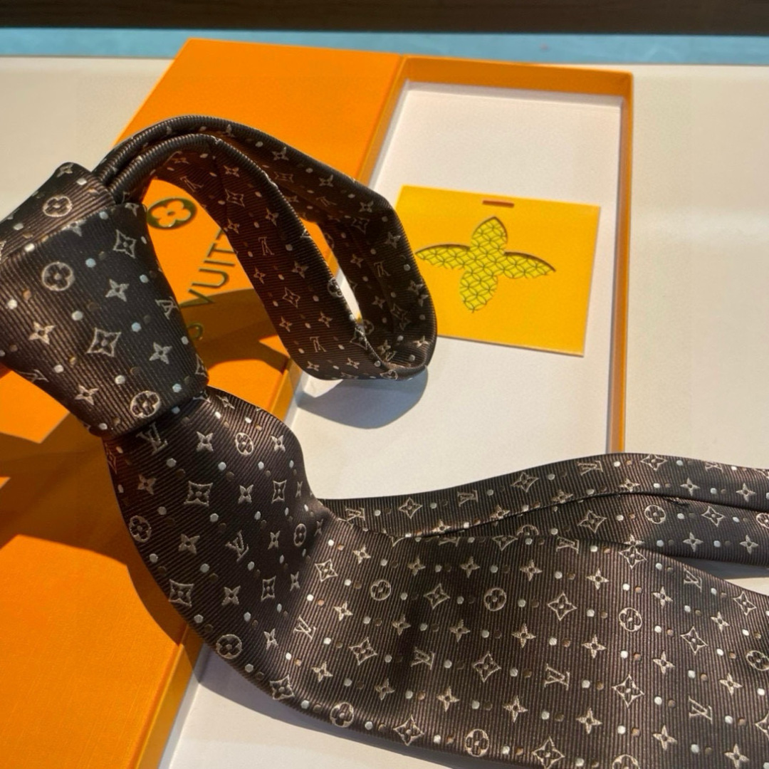 特价👏👏专柜同歩👔👔精致的小Logo提花，低调奢华大气的配色，这款领带将Lv标志性的Damier图案以同