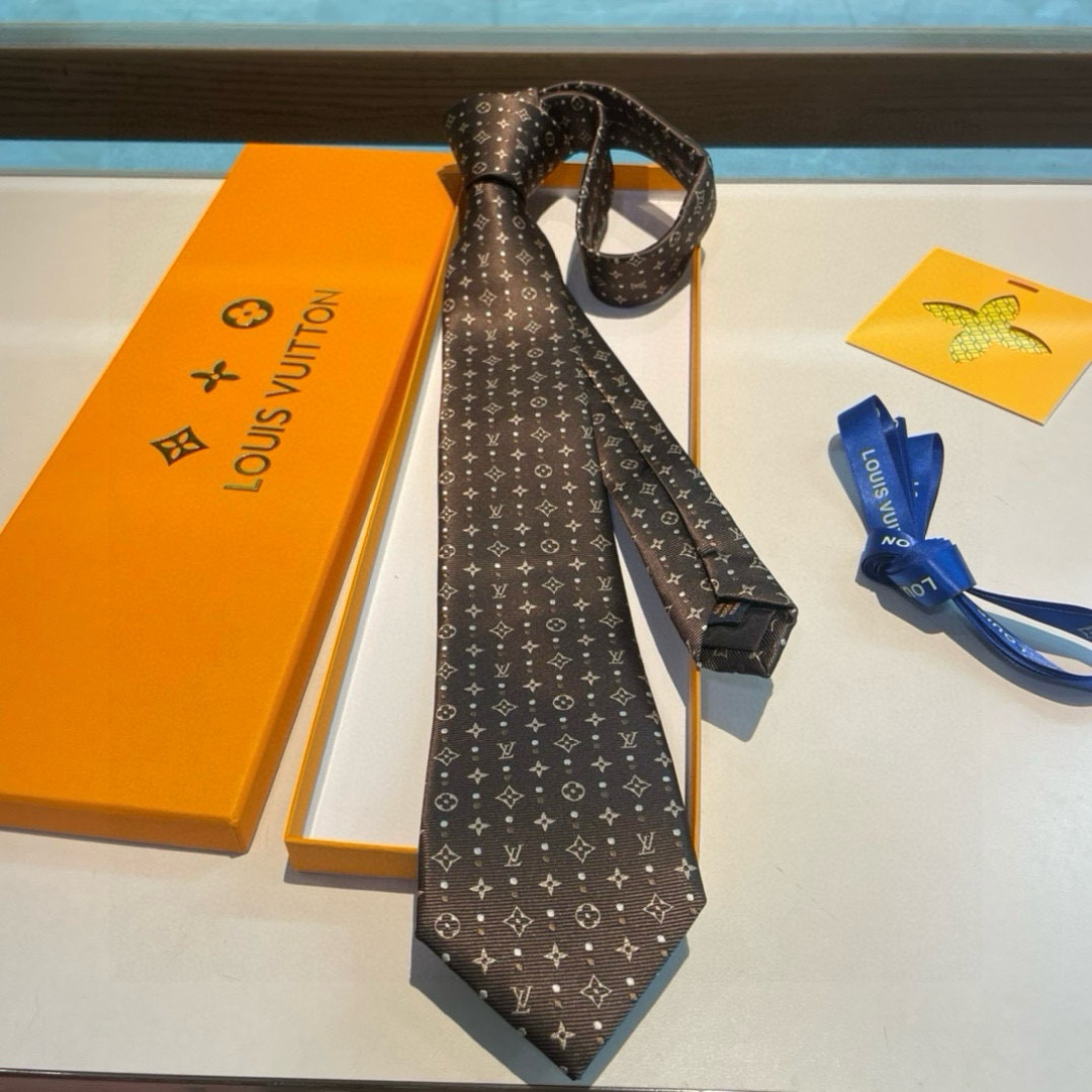 特价👏👏专柜同歩👔👔精致的小Logo提花，低调奢华大气的配色，这款领带将Lv标志性的Damier图案以同