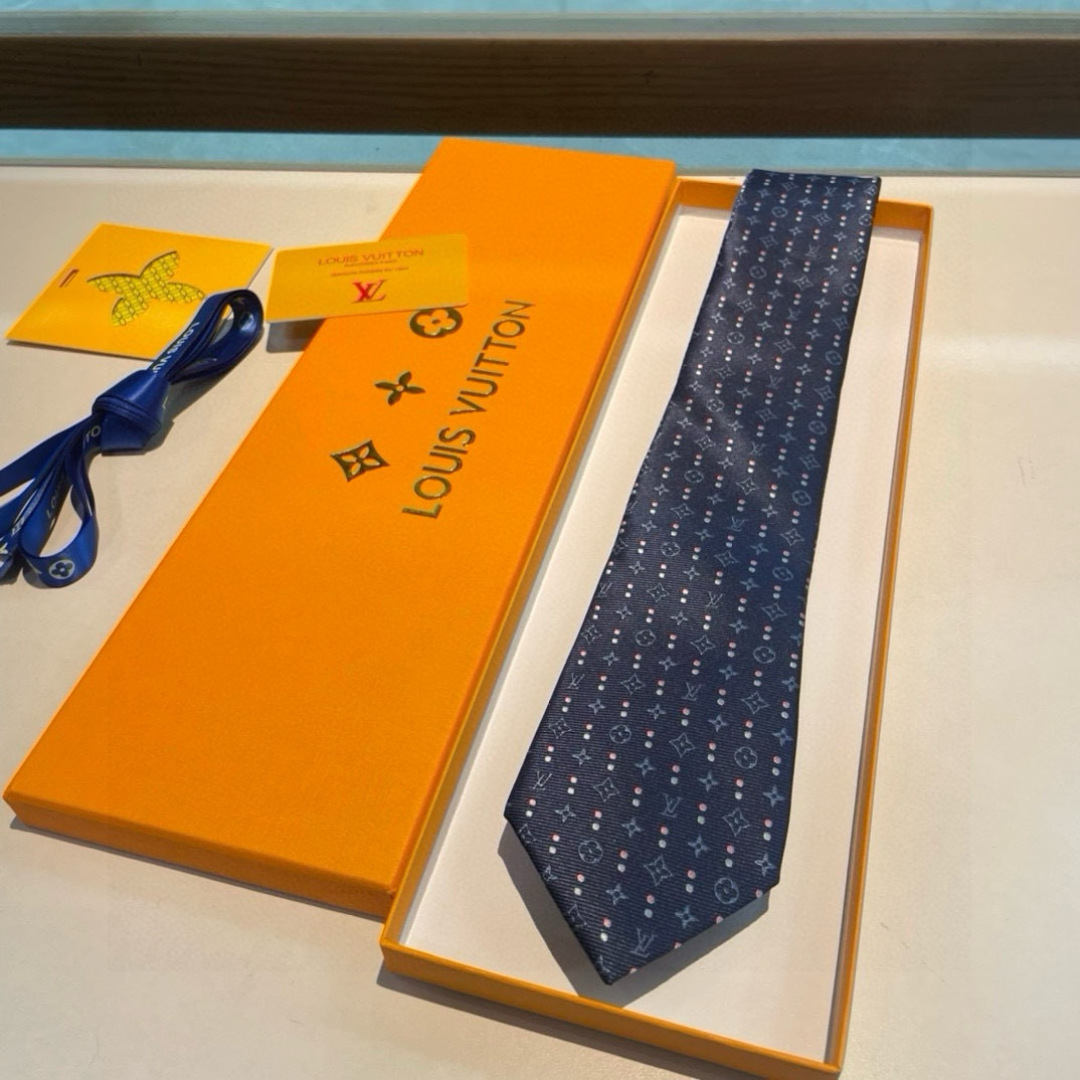 特价👏👏专柜同歩👔👔精致的小Logo提花，低调奢华大气的配色，这款领带将Lv标志性的Damier图案以同