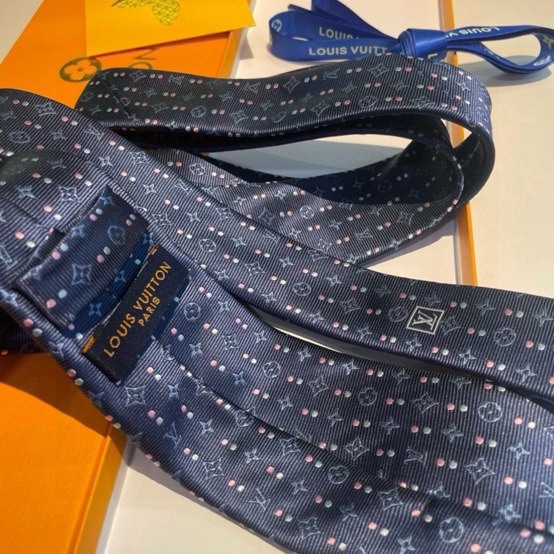 特价👏👏专柜同歩👔👔精致的小Logo提花，低调奢华大气的配色，这款领带将Lv标志性的Damier图案以同