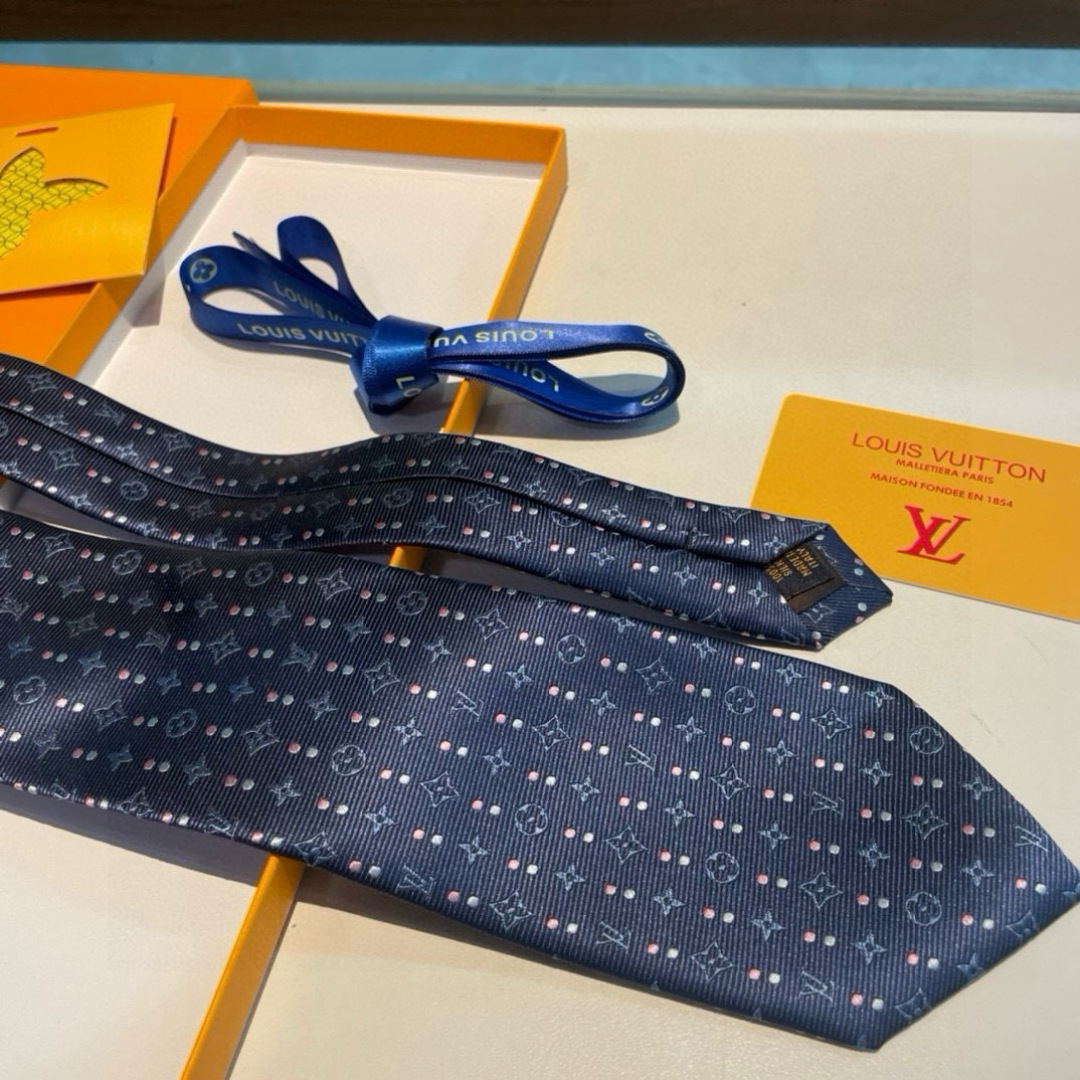 特价👏👏专柜同歩👔👔精致的小Logo提花，低调奢华大气的配色，这款领带将Lv标志性的Damier图案以同