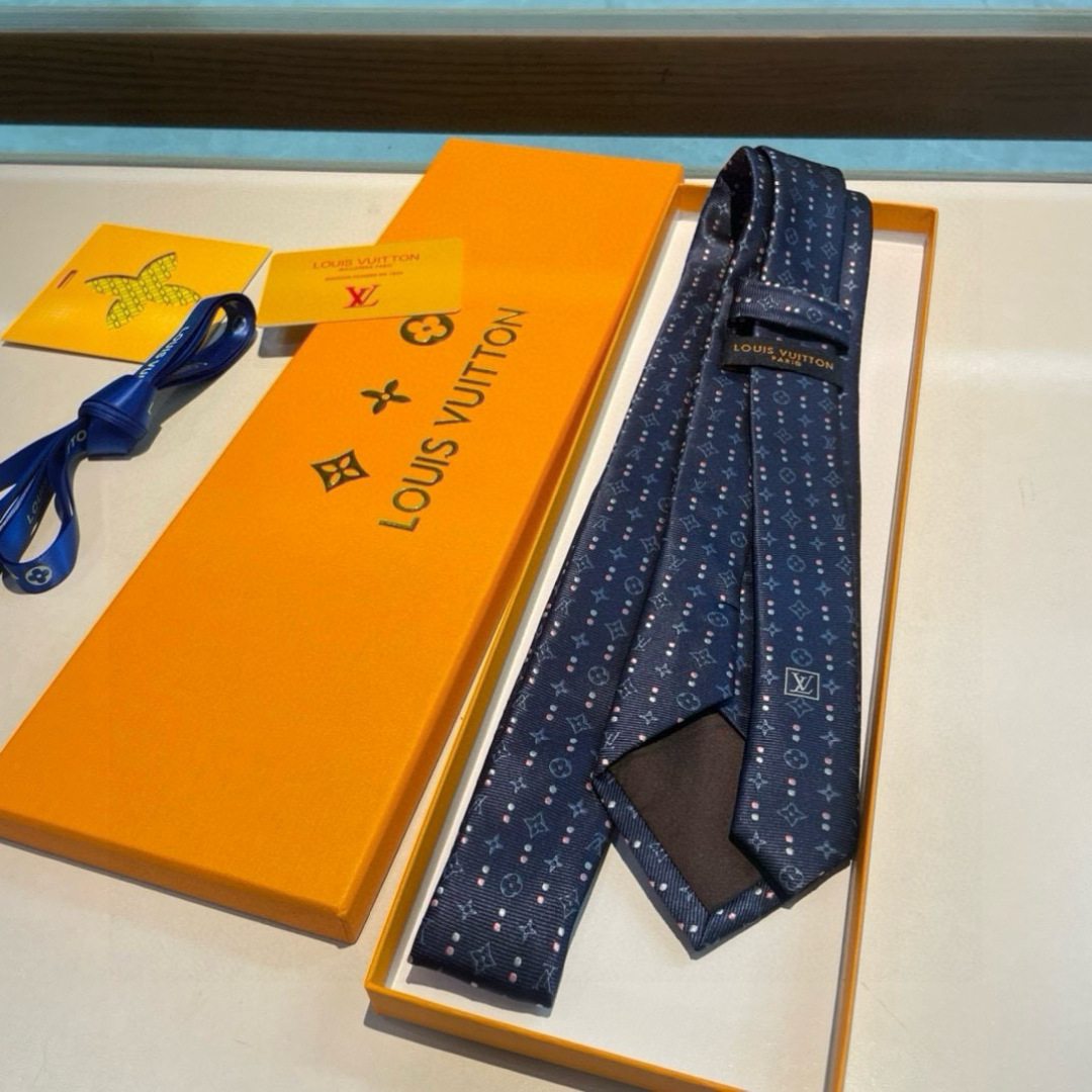 特价👏👏专柜同歩👔👔精致的小Logo提花，低调奢华大气的配色，这款领带将Lv标志性的Damier图案以同