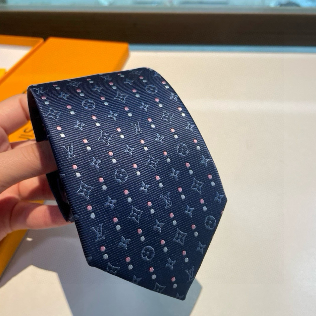 特价👏👏专柜同歩👔👔精致的小Logo提花，低调奢华大气的配色，这款领带将Lv标志性的Damier图案以同
