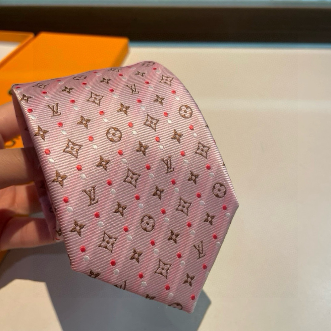 特价👏👏专柜同歩👔👔精致的小Logo提花，低调奢华大气的配色，这款领带将Lv标志性的Damier图案以同