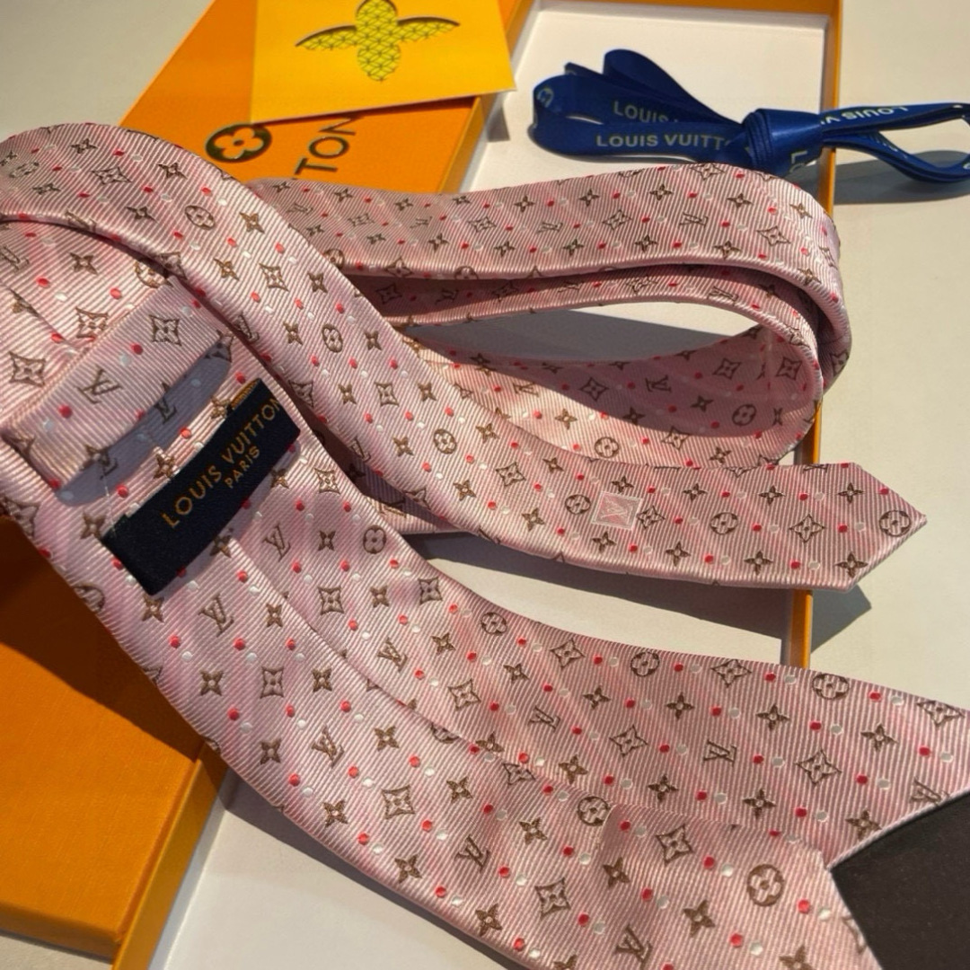 特价👏👏专柜同歩👔👔精致的小Logo提花，低调奢华大气的配色，这款领带将Lv标志性的Damier图案以同