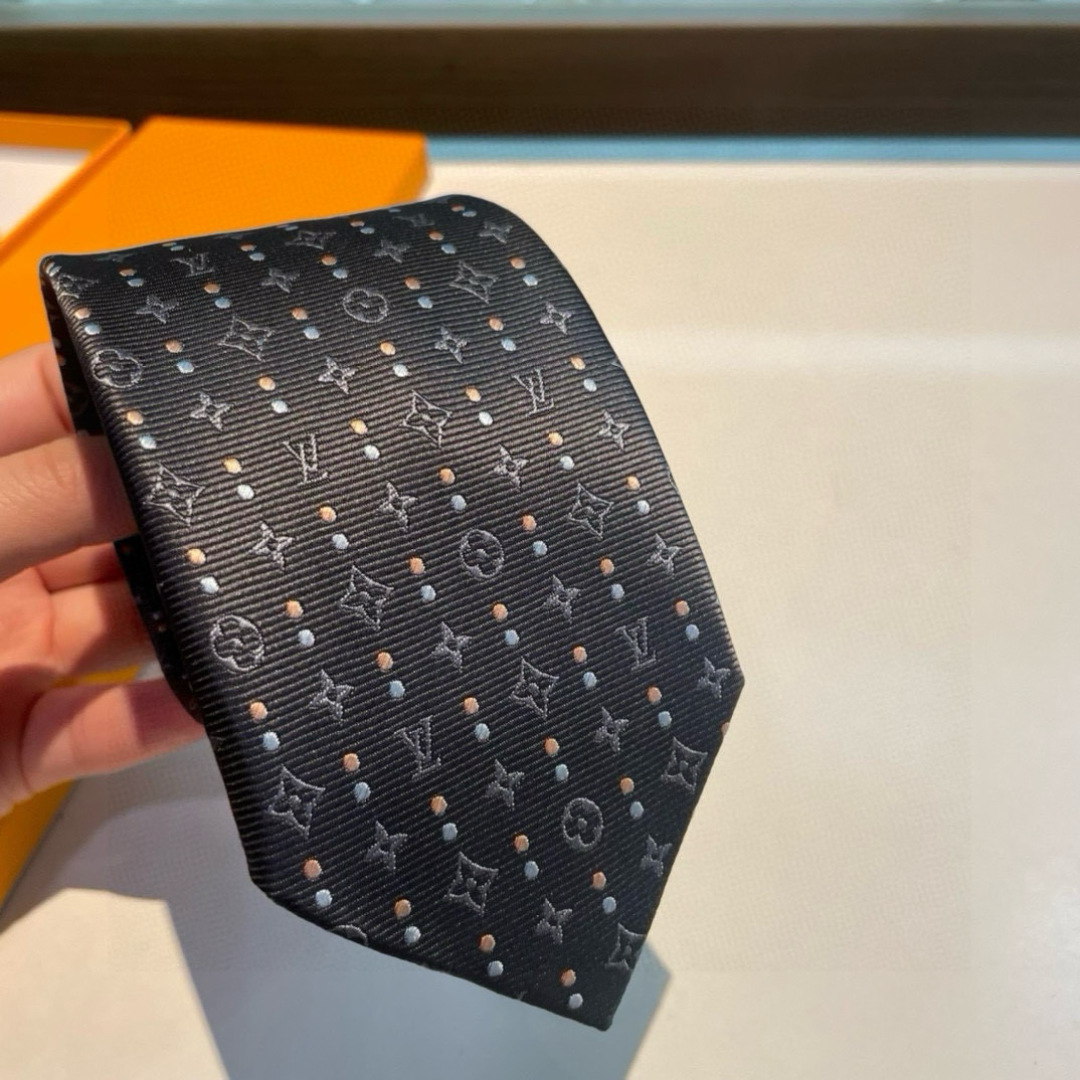 特价👏👏专柜同歩👔👔精致的小Logo提花，低调奢华大气的配色，这款领带将Lv标志性的Damier图案以同