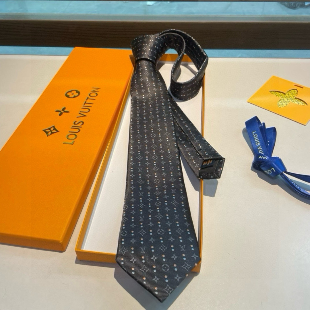 特价👏👏专柜同歩👔👔精致的小Logo提花，低调奢华大气的配色，这款领带将Lv标志性的Damier图案以同