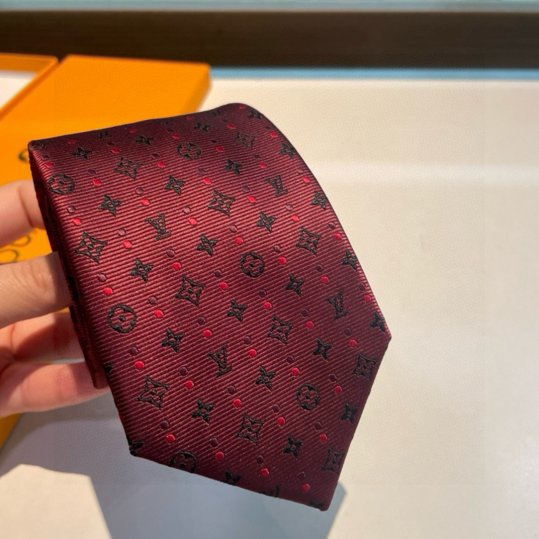 特价👏👏专柜同歩👔👔精致的小Logo提花，低调奢华大气的配色，这款领带将Lv标志性的Damier图案以同