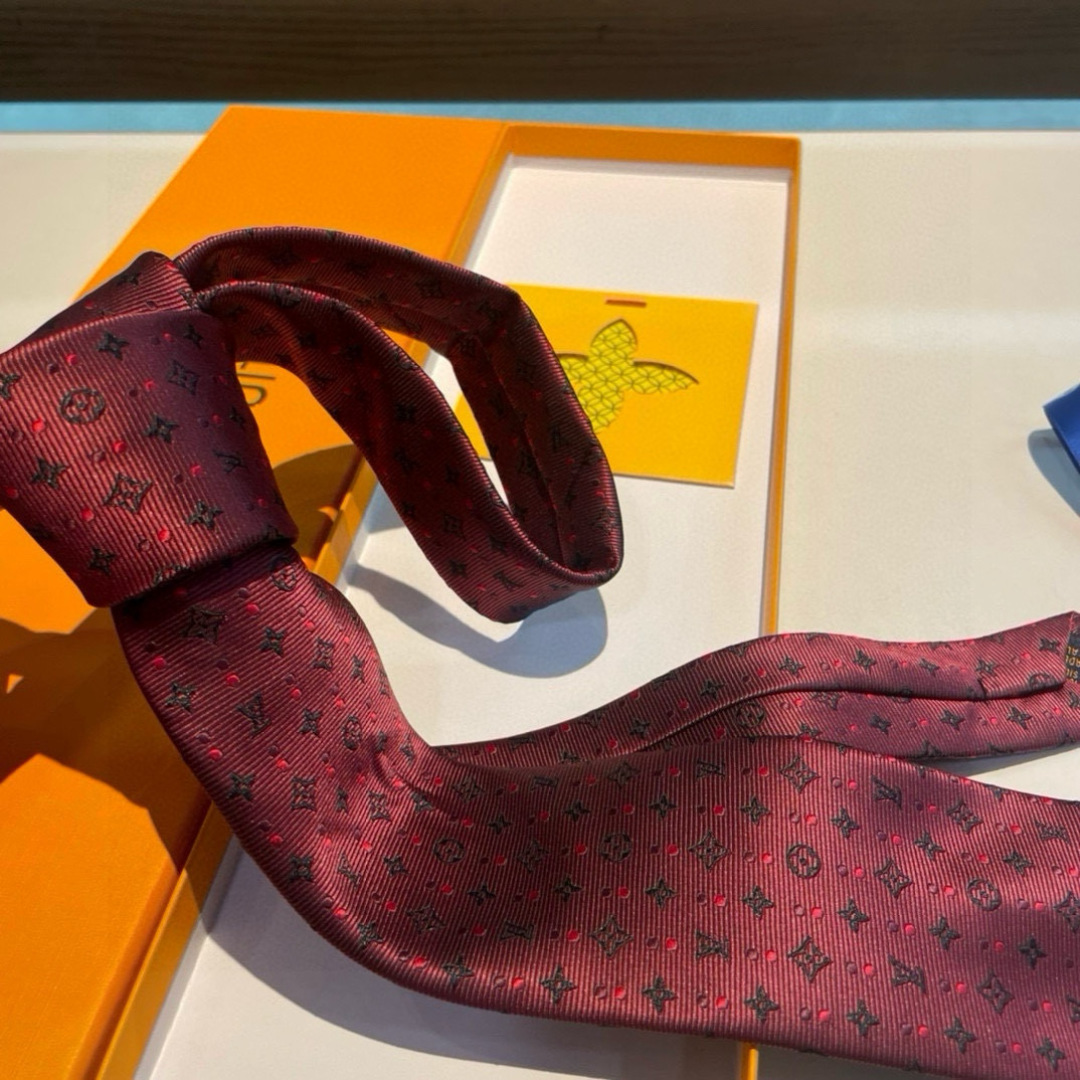 特价👏👏专柜同歩👔👔精致的小Logo提花，低调奢华大气的配色，这款领带将Lv标志性的Damier图案以同