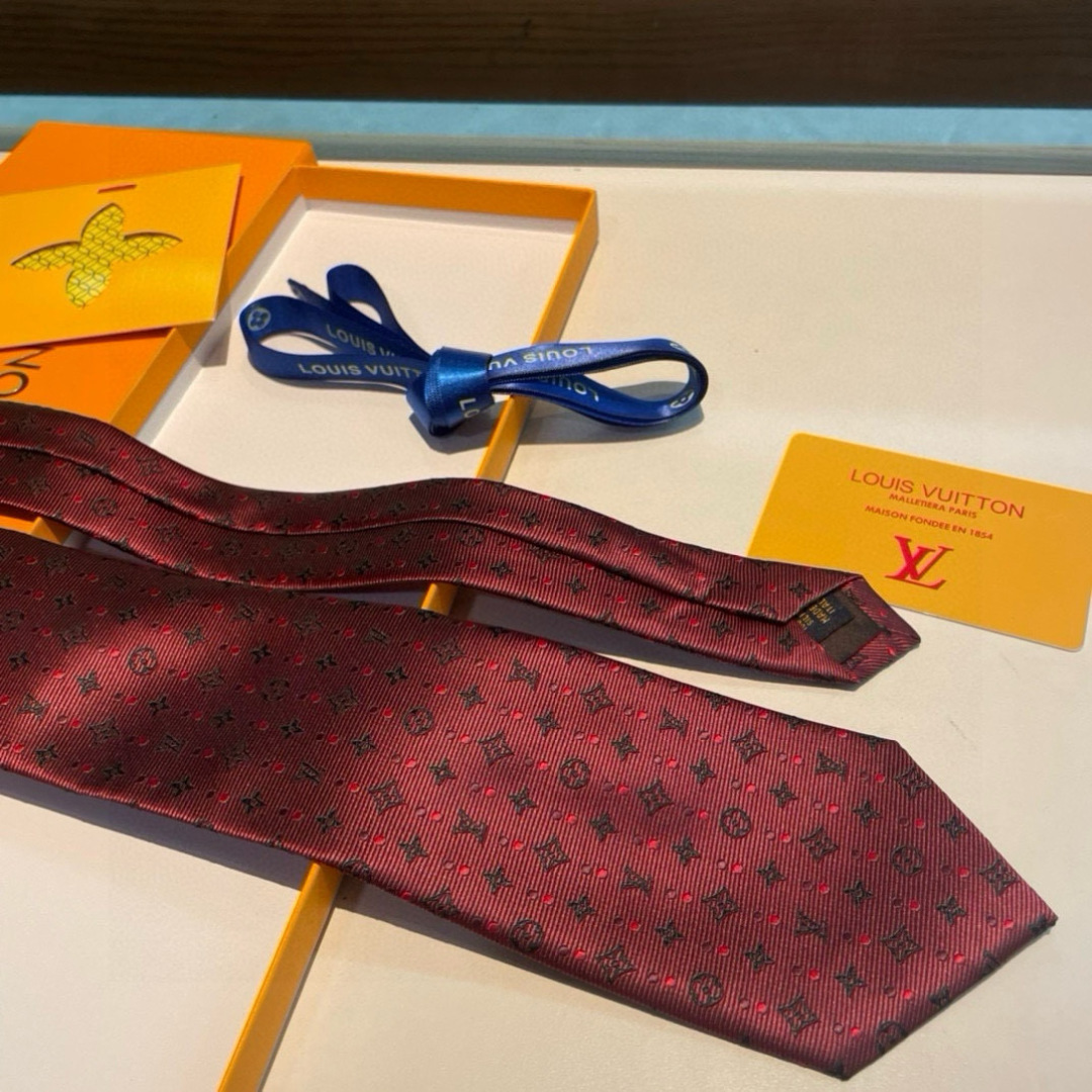特价👏👏专柜同歩👔👔精致的小Logo提花，低调奢华大气的配色，这款领带将Lv标志性的Damier图案以同