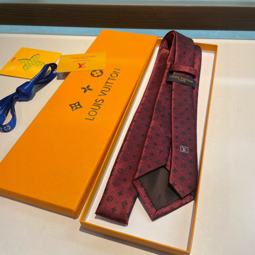 特价👏👏专柜同歩👔👔精致的小Logo提花，低调奢华大气的配色，这款领带将Lv标志性的Damier图案以同