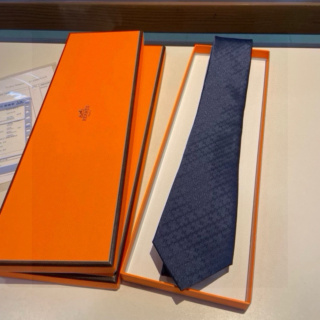 特价领带新款出货啦‼️‼️爱马仕男士菱形H格子新款领带系列👔👔，让男士可以充分展示自己个性。100%顶级