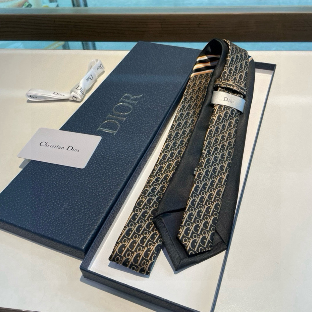 特价👏👏Dior家款新领带 👔👔Dior男士CD提领花带 稀有😻😻展现精湛工手与时尚优雅理的想选择，这采