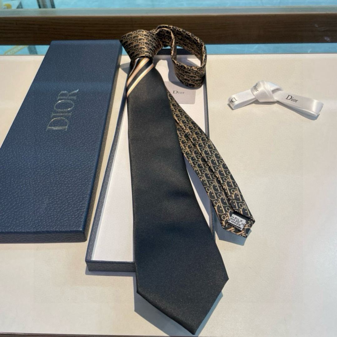 特价👏👏Dior家款新领带 👔👔Dior男士CD提领花带 稀有😻😻展现精湛工手与时尚优雅理的想选择，这采