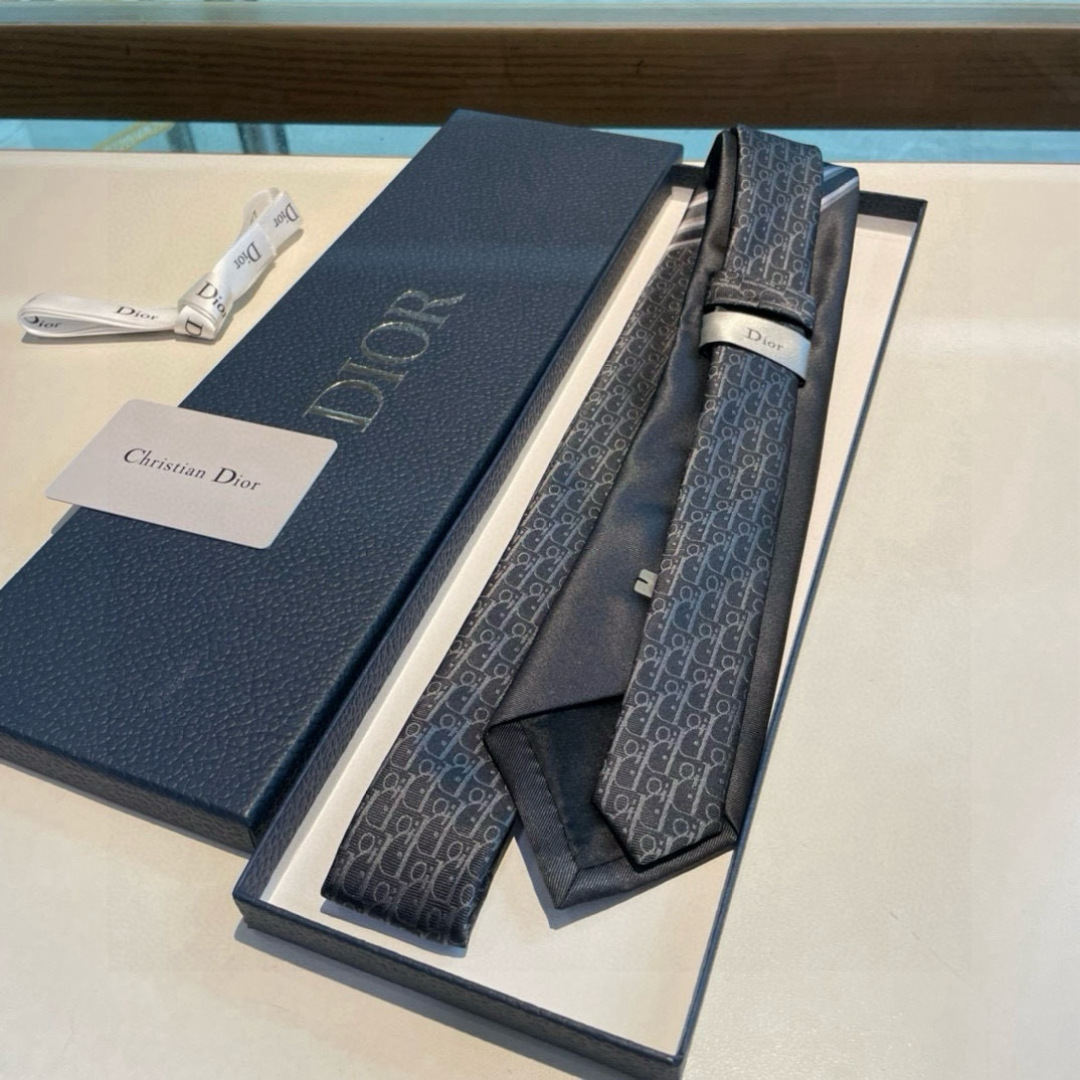 特价👏👏Dior家款新领带 👔👔Dior男士CD提领花带 稀有😻😻展现精湛工手与时尚优雅理的想选择，这采
