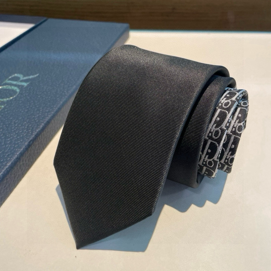 特价👏👏Dior家款新领带 👔👔Dior男士CD提领花带 稀有😻😻展现精湛工手与时尚优雅理的想选择，这采