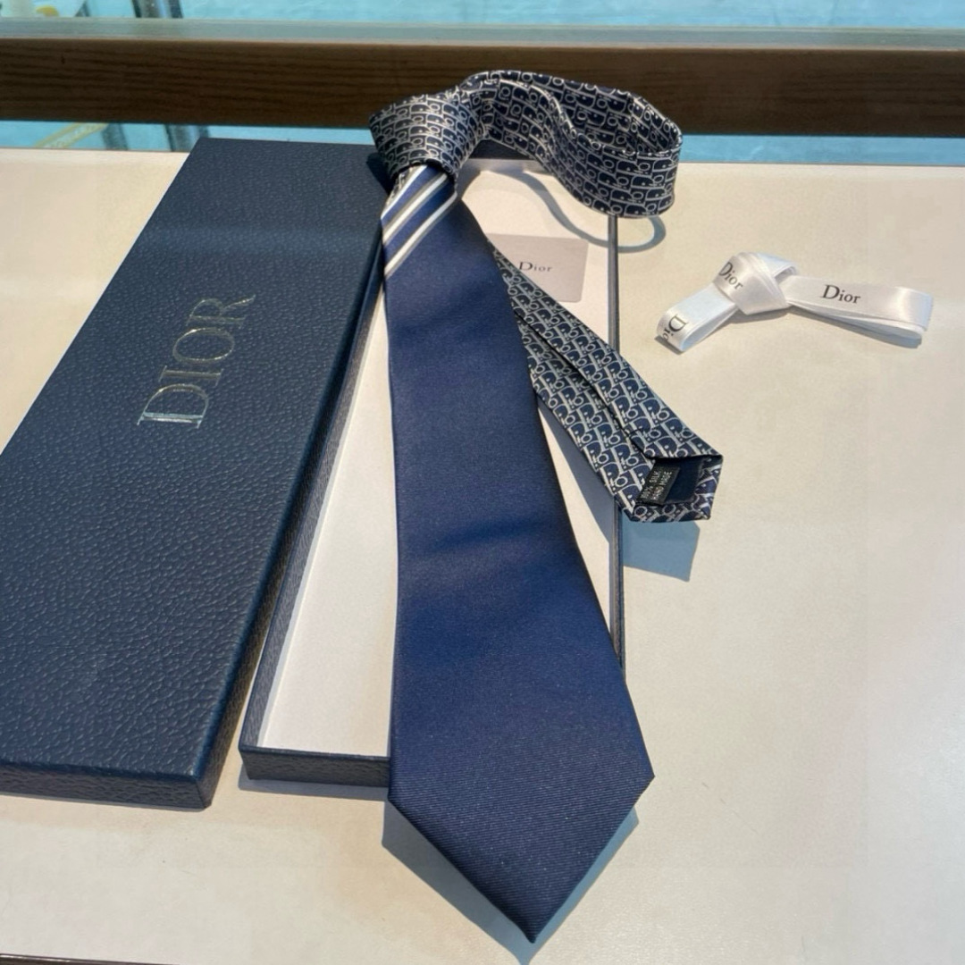 特价👏👏Dior家款新领带 👔👔Dior男士CD提领花带 稀有😻😻展现精湛工手与时尚优雅理的想选择，这采