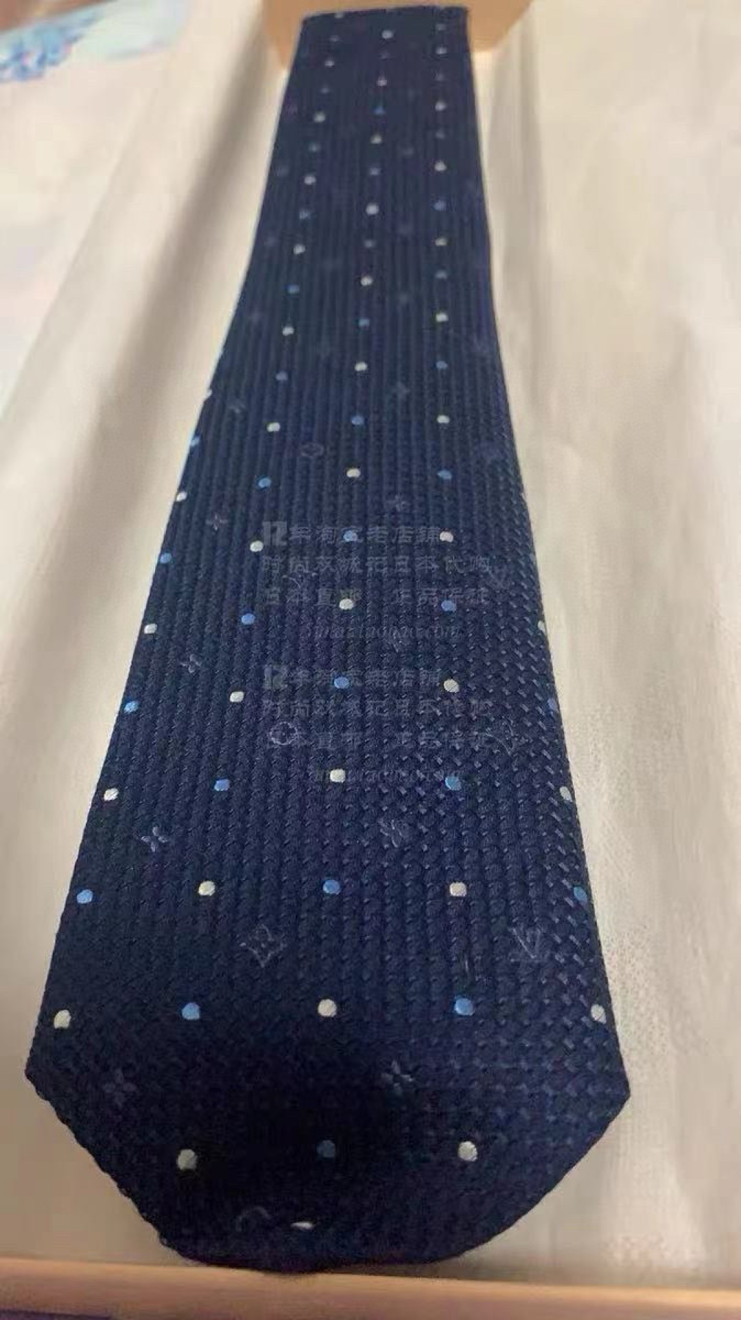 NO:372752,Special LV presbyterian tie, Louis Vuitton classic tie presbyterian jacquard design, men's essential items are super fashionable!  High-end quality, the fabrics meet the brand standards, a rare and good style, not picky, the upper body effect is very good, it is very handsome no matter how you wear it, silk fabrics, heavy recommendations, exquisite 8 cm design, the best width, moderate size, the most versatile color 148*8CM top jacquard silk handmade custom tie, tie, louis vuitton, louis vuitton, real silk, ties19860909特 LV老花领带 ,路易威登经典领带老花提花设计,男士必备单品超时尚！高端品质 版型面料都达到品牌标准,,难得的好款,不挑人,上身效果大牌范儿十足 怎么穿都帅到爆 真丝面料 重磅推荐精致8公分设计最佳宽度 大小适中,最百搭颜色148*8CM顶级提花真丝手工定制领带,领带,louis vuitton,louis vuitton,real silk,ties,accessory