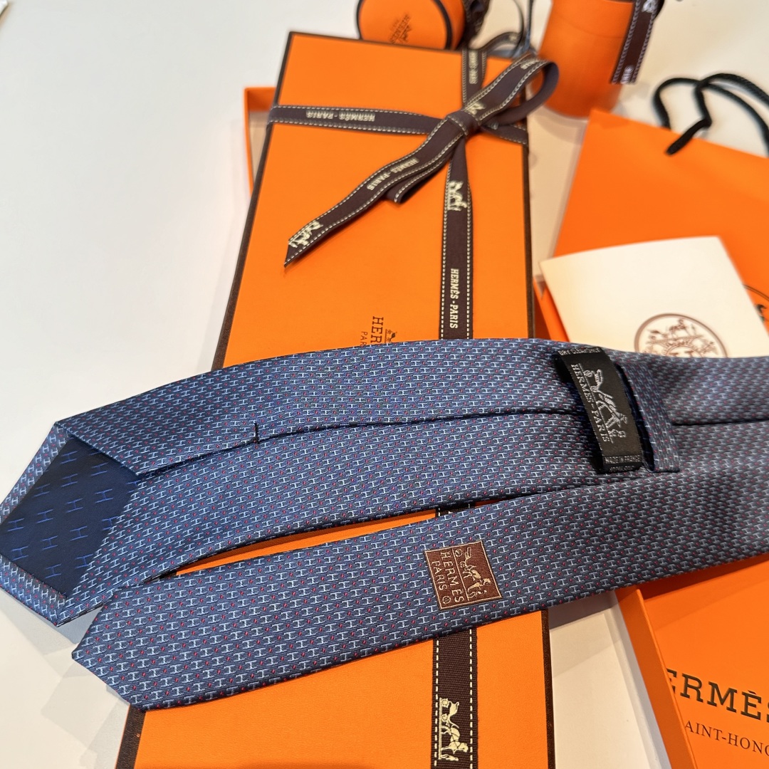 特价 男士新款领带系列【H圆点领带】👔👔，稀有😻😻H家每年都有一千条不同印花的领带面世，从最初的多以几何