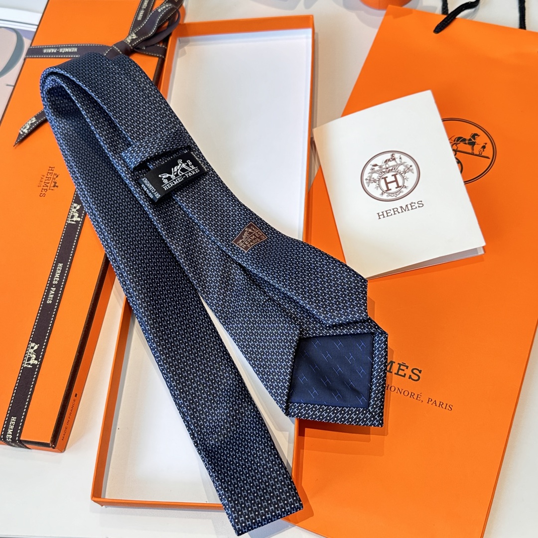特价 男士新款领带系列【H圆点领带】👔👔，稀有😻😻H家每年都有一千条不同印花的领带面世，从最初的多以几何