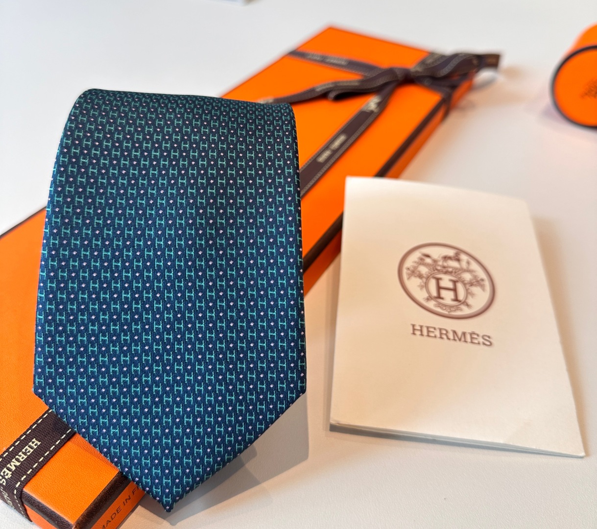 特价 男士新款领带系列【H圆点领带】👔👔，稀有😻😻H家每年都有一千条不同印花的领带面世，从最初的多以几何