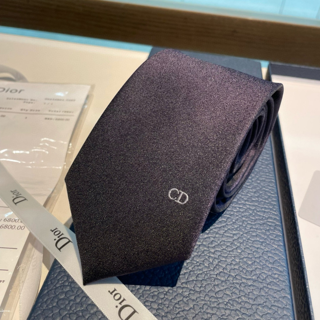 特价特 爆款到👏👏Do家新款领带  👔👔Dior男士【D家LOGO系列领带】，稀有😻😻展现精湛手工与时尚