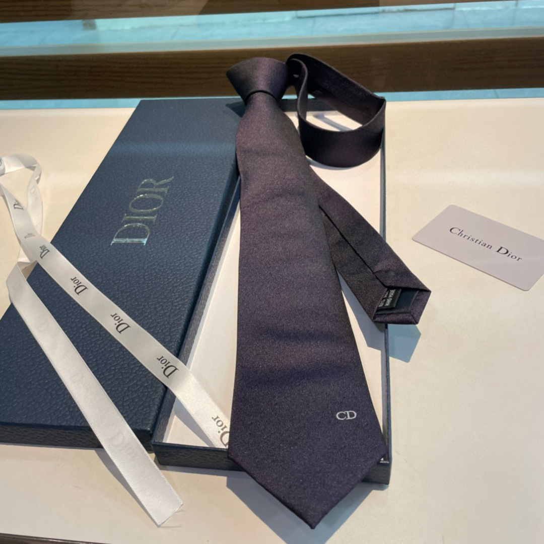 特价特 爆款到👏👏Do家新款领带  👔👔Dior男士【D家LOGO系列领带】，稀有😻😻展现精湛手工与时尚