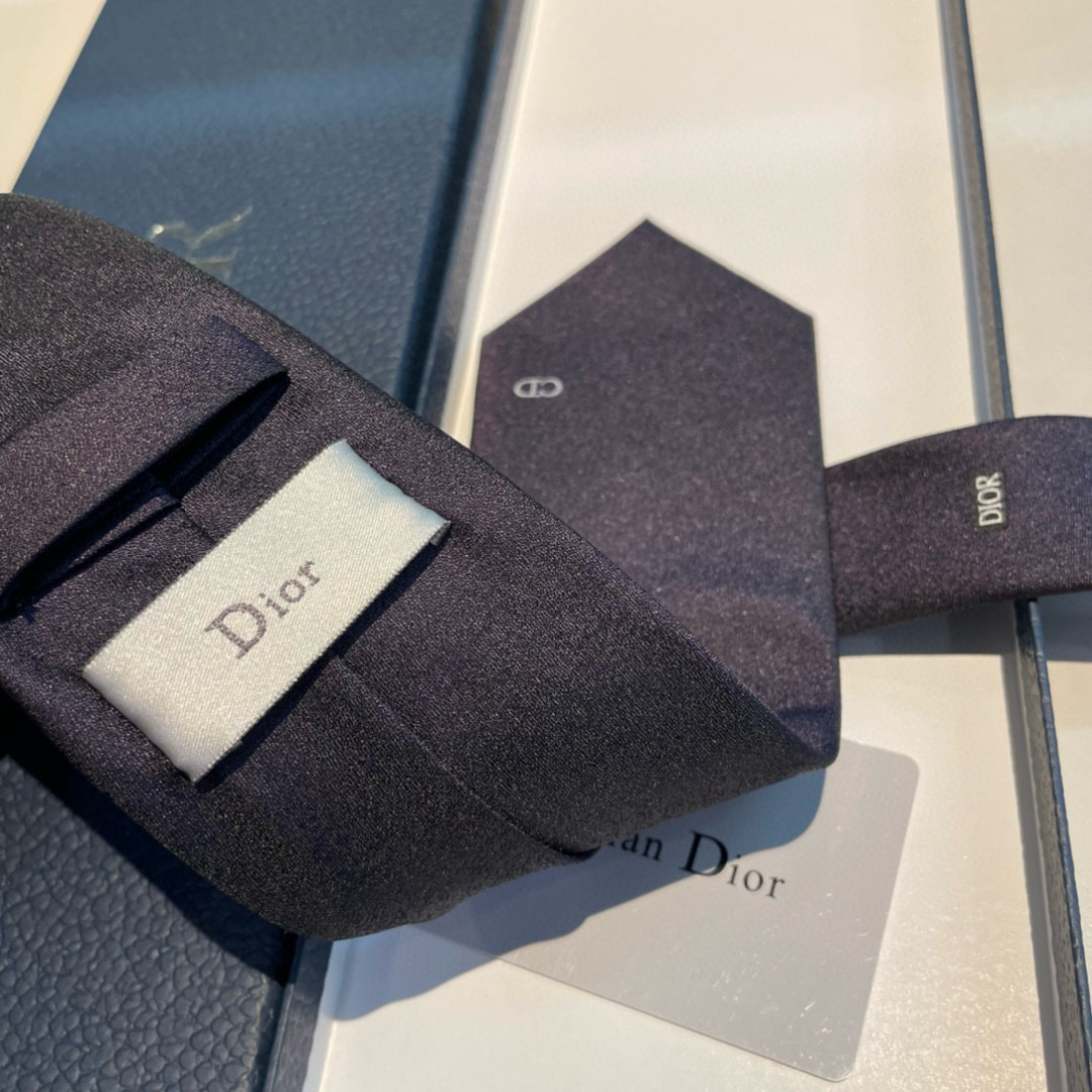 特价特 爆款到👏👏Do家新款领带  👔👔Dior男士【D家LOGO系列领带】，稀有😻😻展现精湛手工与时尚