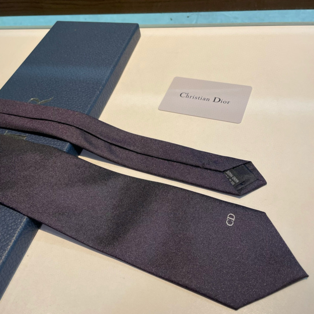 特价特 爆款到👏👏Do家新款领带  👔👔Dior男士【D家LOGO系列领带】，稀有😻😻展现精湛手工与时尚