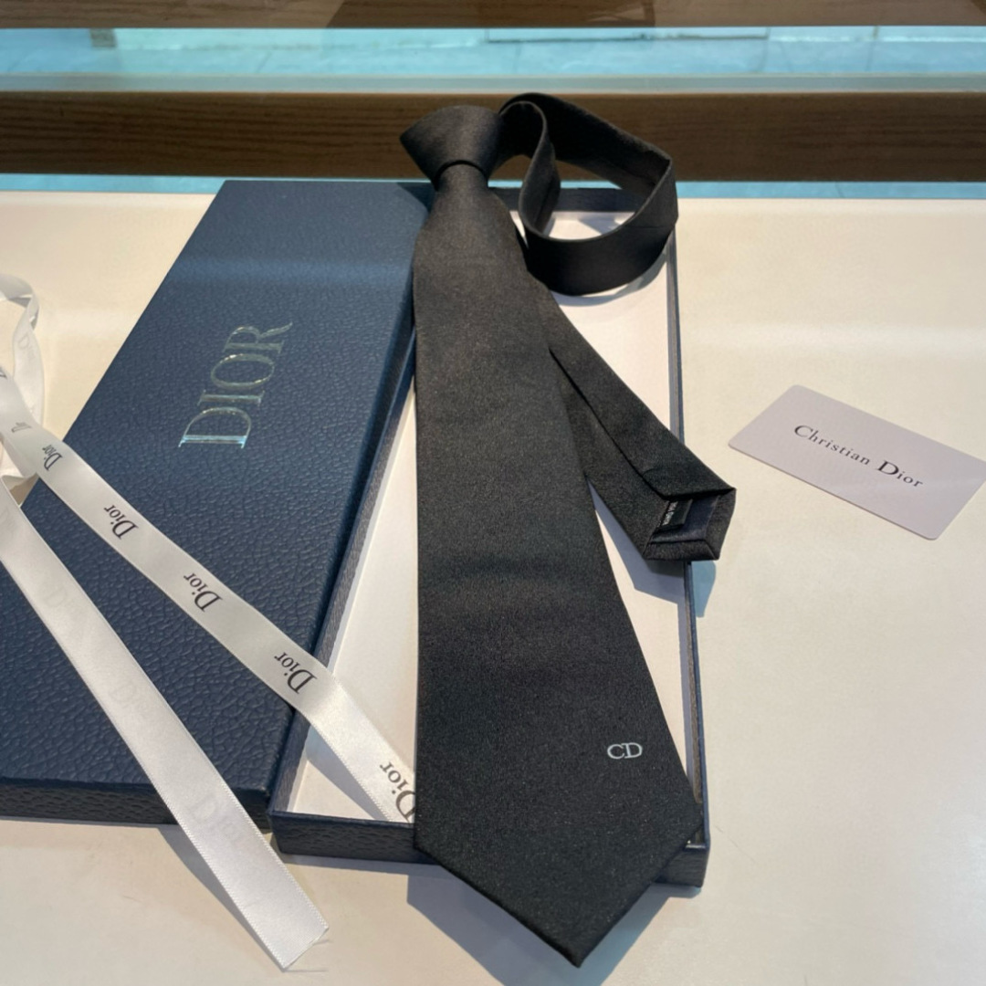特价特 爆款到👏👏Do家新款领带  👔👔Dior男士【D家LOGO系列领带】，稀有😻😻展现精湛手工与时尚