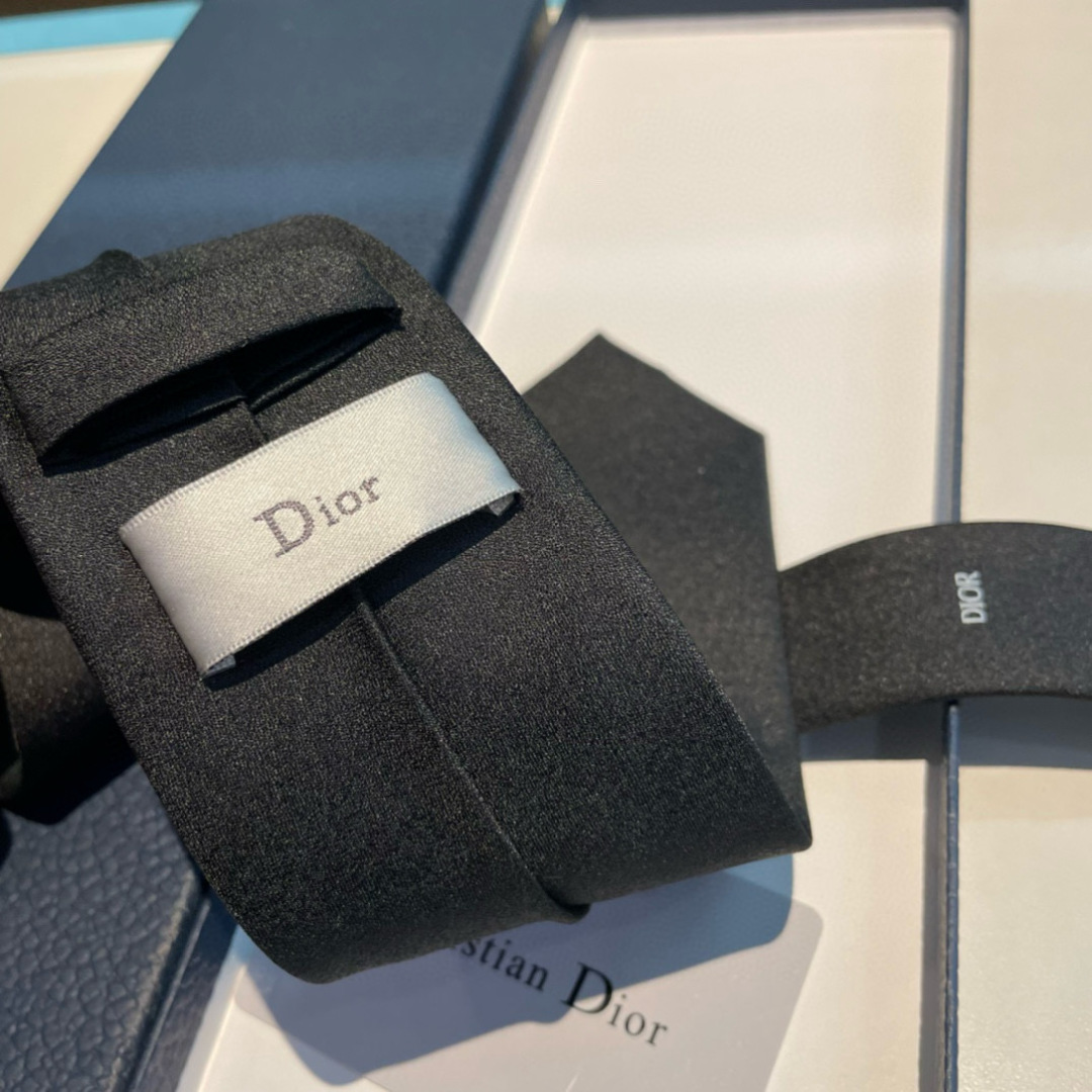 特价特 爆款到👏👏Do家新款领带  👔👔Dior男士【D家LOGO系列领带】，稀有😻😻展现精湛手工与时尚