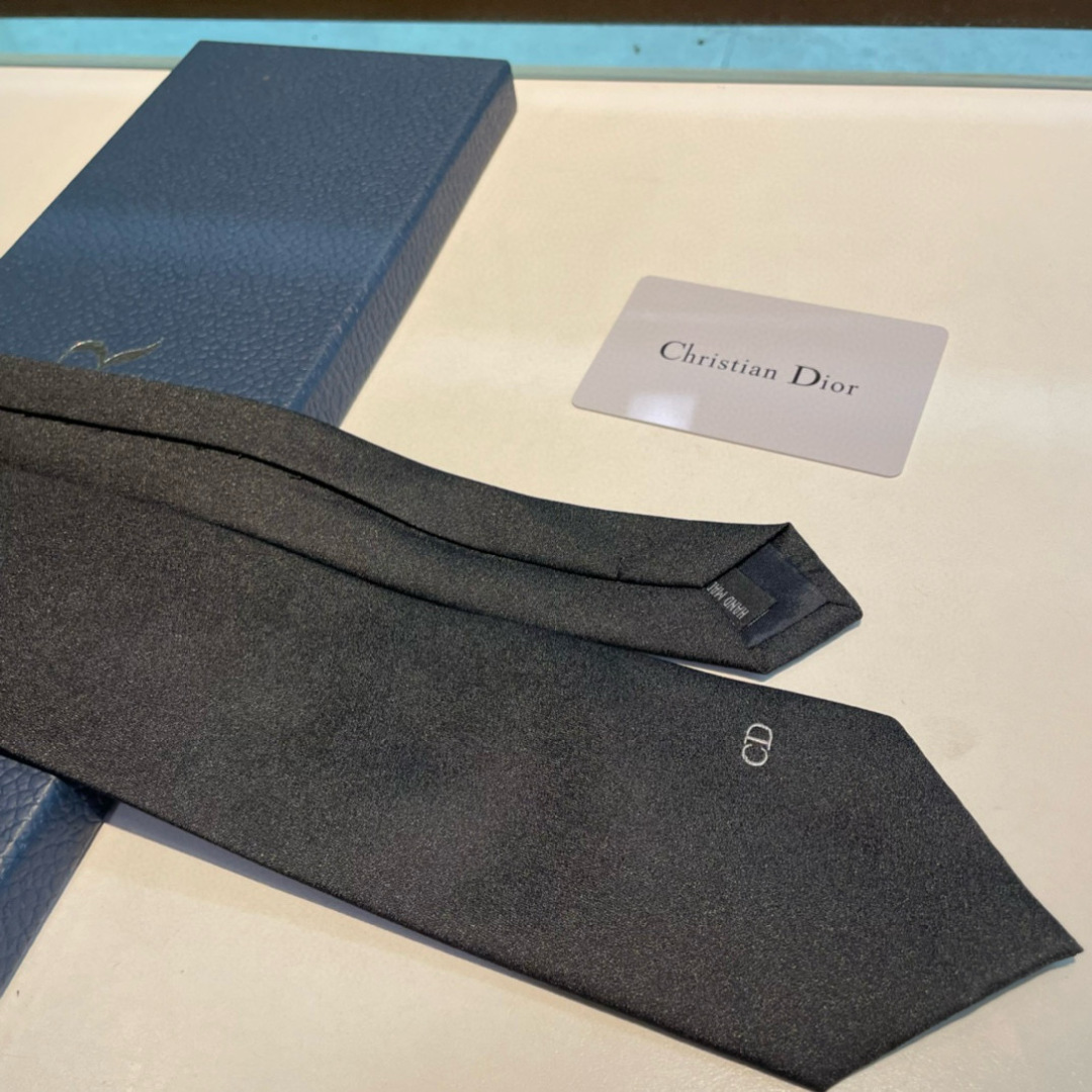 特价特 爆款到👏👏Do家新款领带  👔👔Dior男士【D家LOGO系列领带】，稀有😻😻展现精湛手工与时尚