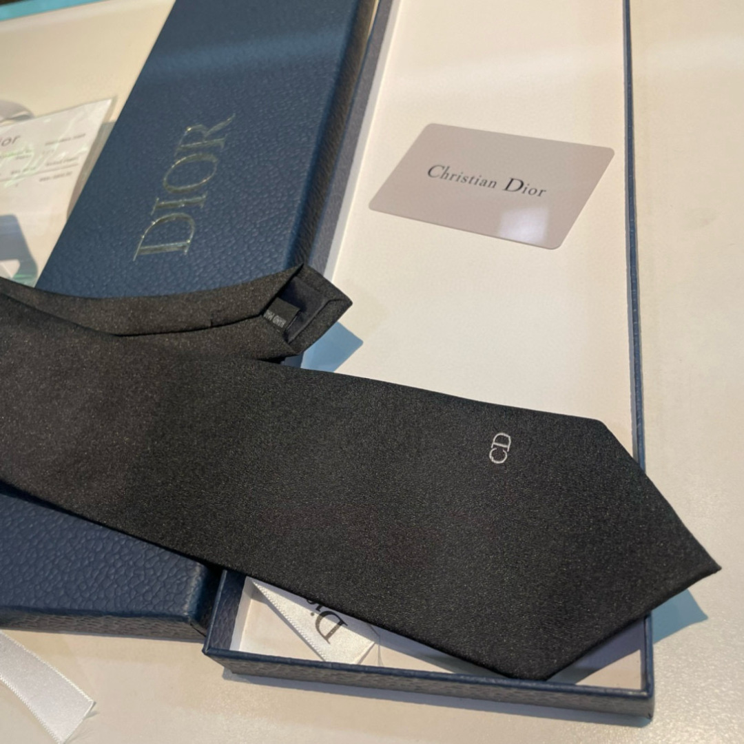 特价特 爆款到👏👏Do家新款领带  👔👔Dior男士【D家LOGO系列领带】，稀有😻😻展现精湛手工与时尚