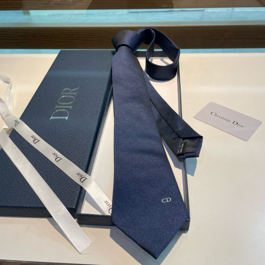 特价特 爆款到👏👏Do家新款领带  👔👔Dior男士【D家LOGO系列领带】，稀有😻😻展现精湛手工与时尚