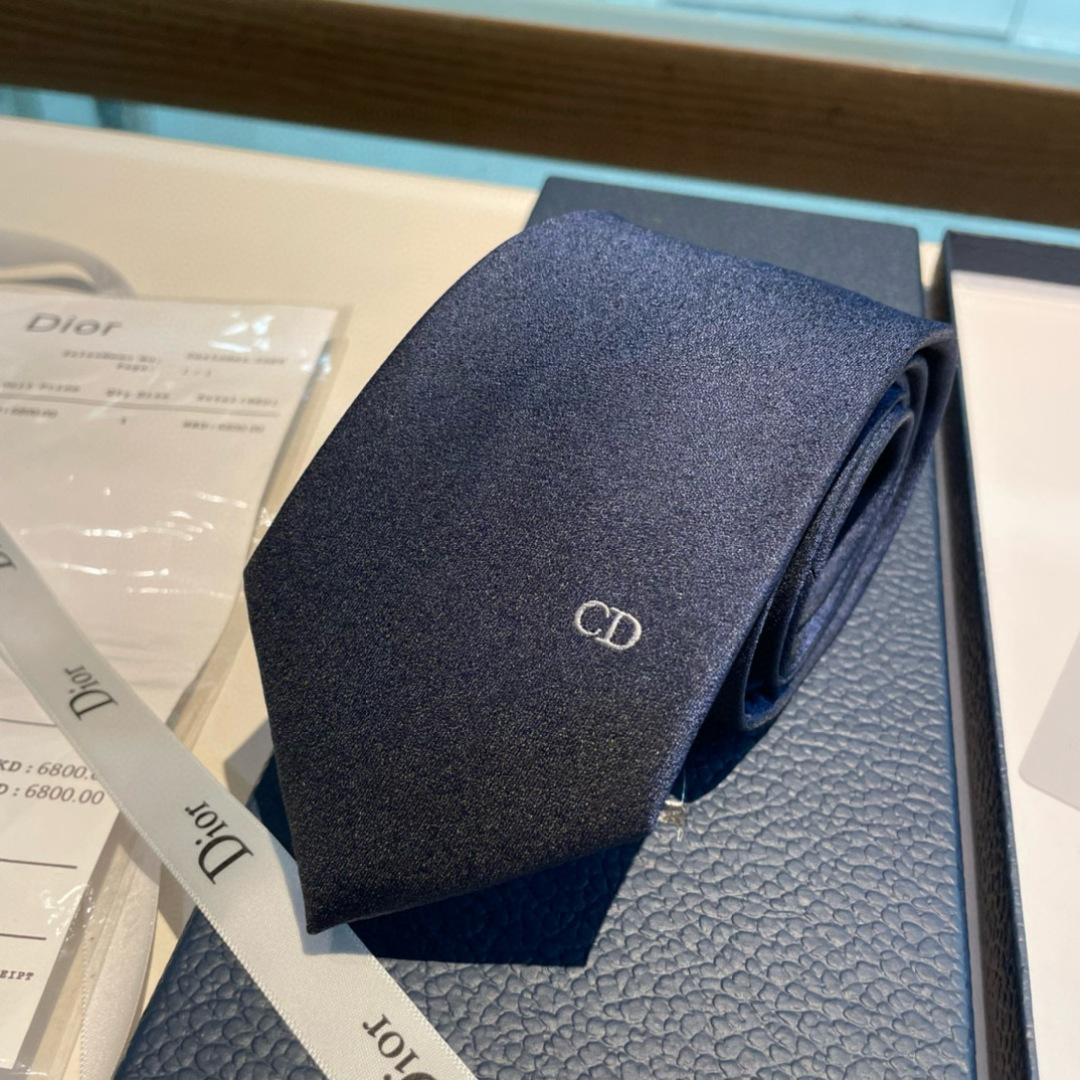 特价特 爆款到👏👏Do家新款领带  👔👔Dior男士【D家LOGO系列领带】，稀有😻😻展现精湛手工与时尚
