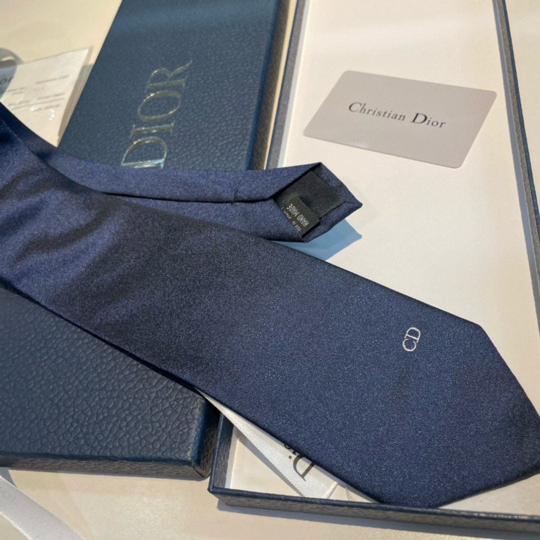 特价特 爆款到👏👏Do家新款领带  👔👔Dior男士【D家LOGO系列领带】，稀有😻😻展现精湛手工与时尚