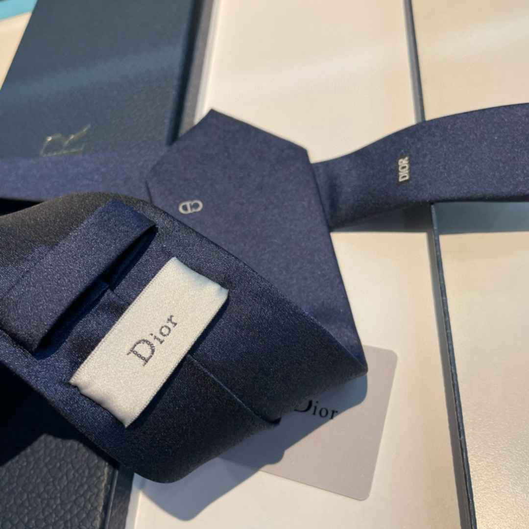 特价特 爆款到👏👏Do家新款领带  👔👔Dior男士【D家LOGO系列领带】，稀有😻😻展现精湛手工与时尚