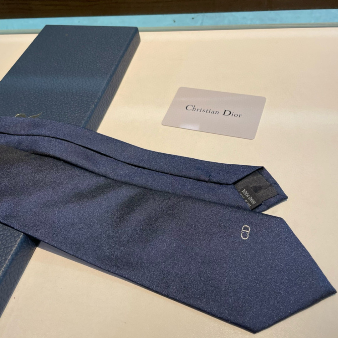 特价特 爆款到👏👏Do家新款领带  👔👔Dior男士【D家LOGO系列领带】，稀有😻😻展现精湛手工与时尚