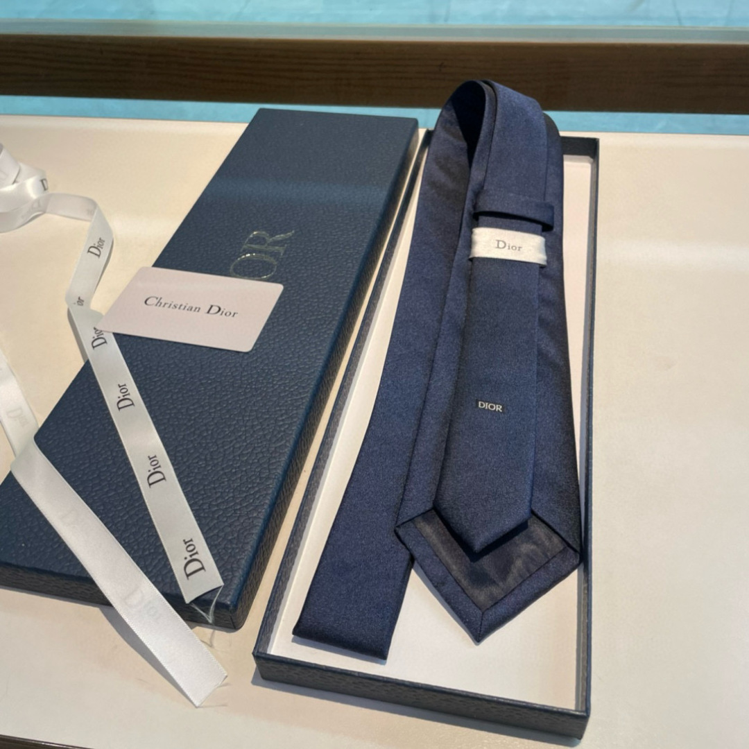 特价特 爆款到👏👏Do家新款领带  👔👔Dior男士【D家LOGO系列领带】，稀有😻😻展现精湛手工与时尚