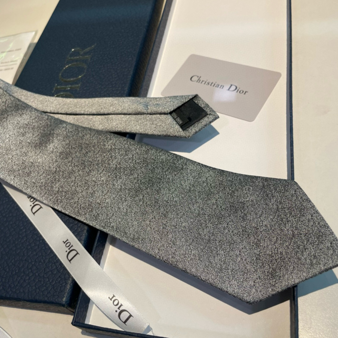 特价特 爆款到👏👏Do家新款领带  👔👔Dior男士【D家LOGO系列领带】，稀有😻😻展现精湛手工与时尚