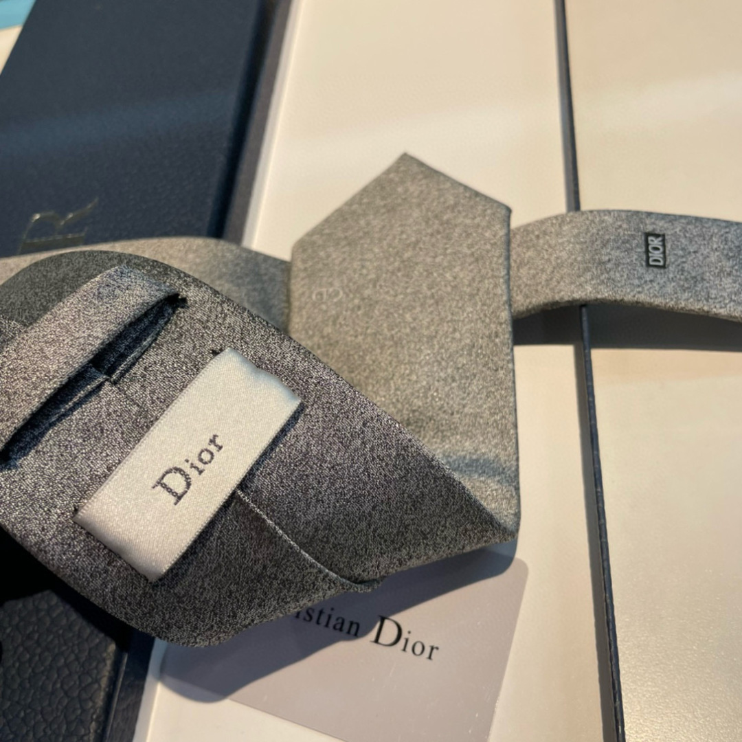 特价特 爆款到👏👏Do家新款领带  👔👔Dior男士【D家LOGO系列领带】，稀有😻😻展现精湛手工与时尚
