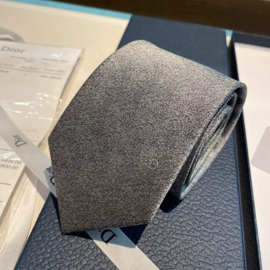 特价特 爆款到👏👏Do家新款领带  👔👔Dior男士【D家LOGO系列领带】，稀有😻😻展现精湛手工与时尚