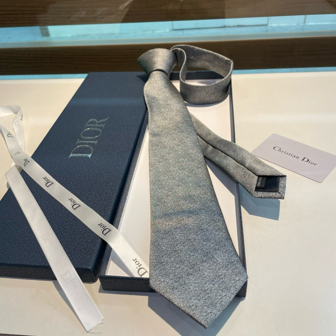 特价特 爆款到👏👏Do家新款领带  👔👔Dior男士【D家LOGO系列领带】，稀有😻😻展现精湛手工与时尚